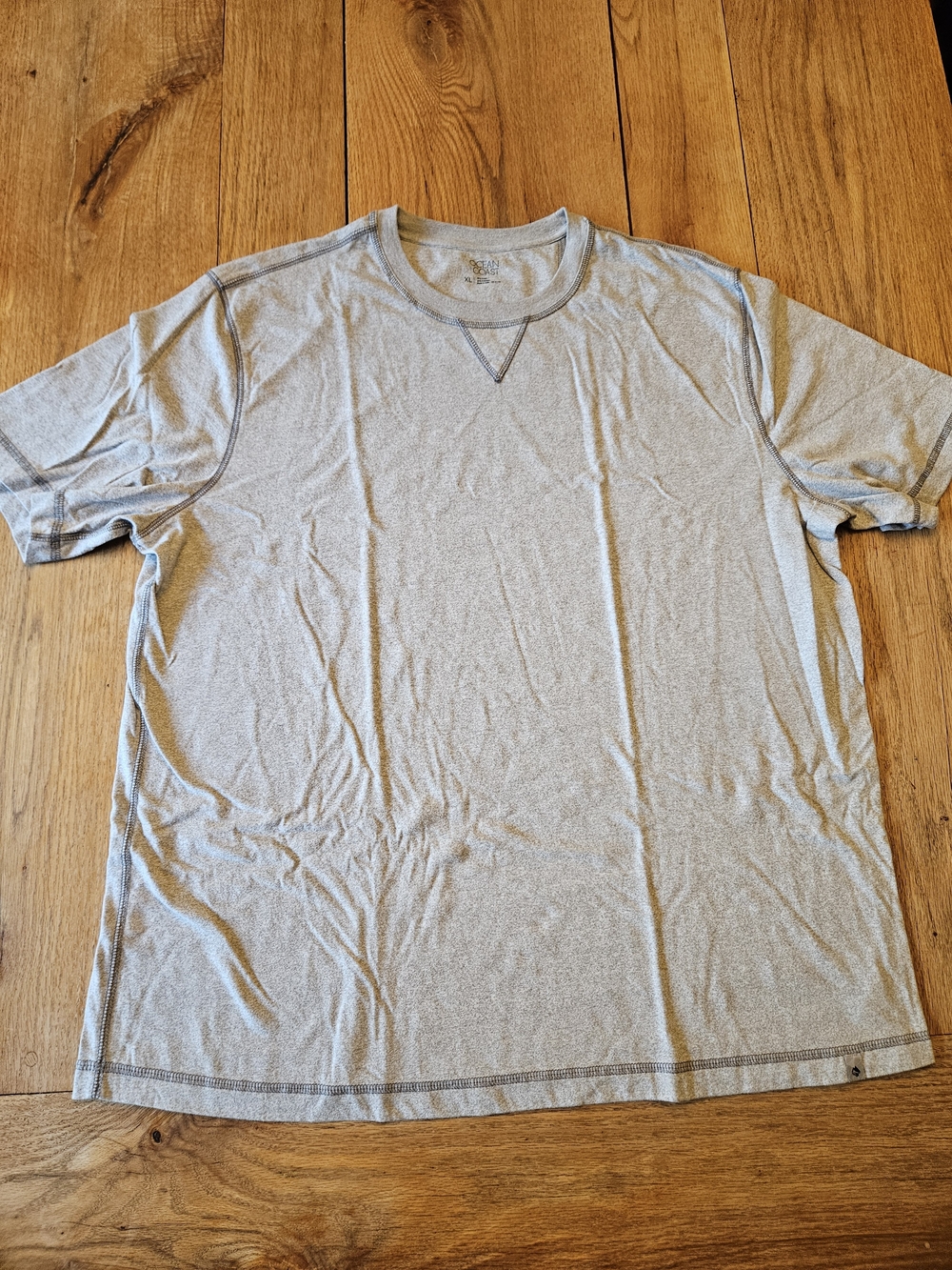 Ocean + Coast Men's Short-Sleeve Crew Neck Tee in Light Gray
